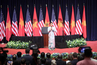 Ca sĩ Mỹ Linh hát quốc ca trước bài phát biểu dài 50 phút của Tổng thống Mỹ