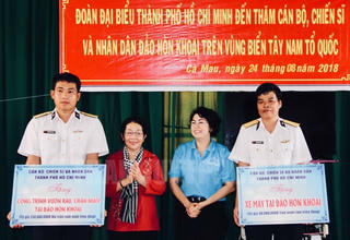 Trao tặng hơn 1,5 tỷ đồng cho cán bộ chiến sĩ và người dân hải đảo