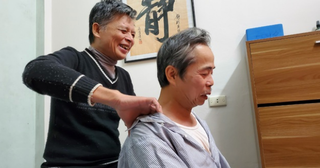 Cựu nhà báo khiếm thị vươn lên nhờ đôi bàn tay 'biết nhìn'