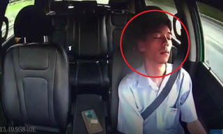 Tài xế taxi ngủ gật gần một phút lúc lái xe