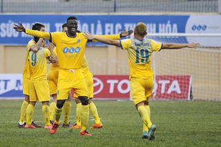 Đá sớm vòng 24 V-League 2017: Ngôi đầu và chờ đợi