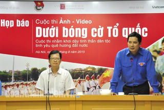 Dưới bóng cờ Tổ quốc