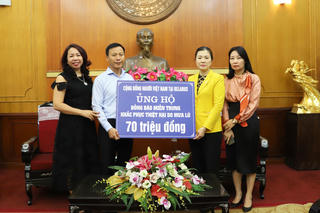 Tô thắm nghĩa tình kiều bào với người dân vùng lũ 