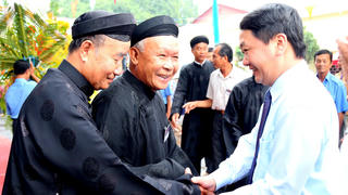 BẢN TIN MẶT TRẬN: Phó Chủ tịch - Tổng Thư ký Hầu A Lềnh chúc mừng Ðại lễ Khai đạo Phật giáo Hòa Hảo