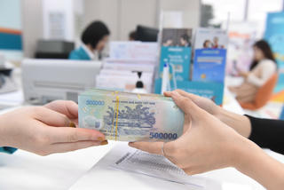 Người dân ngày càng ít gửi tiền ngân hàng