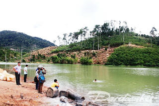 Gia Lai: Gần 11m3 gỗ trục vớt dưới lòng hồ thủy điện Sê San 3A vẫn vô chủ