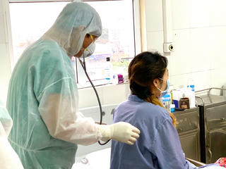 Quảng Ninh hội chẩn và hướng dẫn điều trị từ xa qua Telemedicine với ca mắc Covid-19