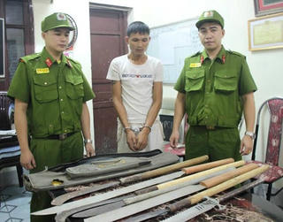 Nghệ An: Bắt quả tang đối tượng mang vũ khí nóng