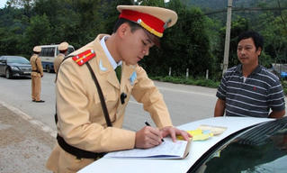 Cảnh sát giao thông có quyền 'sáng tạo' phạt?