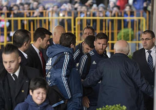 CĐV nhí khóc vì bị ngăn tiếp xúc với Messi