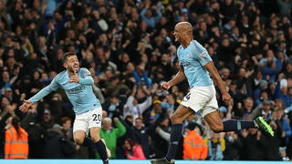 Kompany lập siêu phẩm, Man City áp sát ngôi vương Premier League