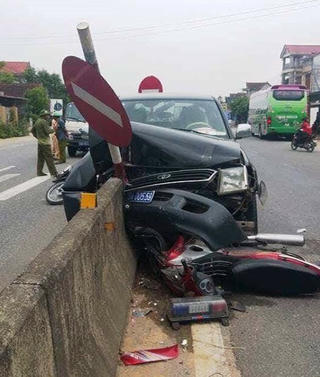 Xe của Công an Thanh Hóa va chạm với 2 xe máy khiến 2 người trọng thương