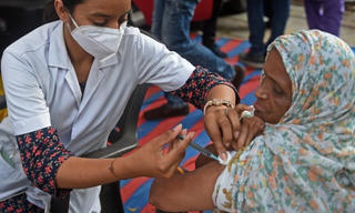 WHO khuyến cáo tiêm vaccine tăng cường cho người miễn dịch yếu