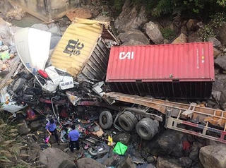 Container đâm xe tải rồi cùng lao xuống vực, 4 người bị thương nặng