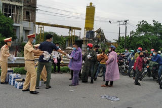 Giúp dân để phòng dịch