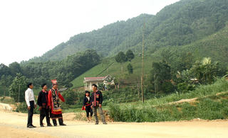 Phát huy vai trò già làng, trưởng bản