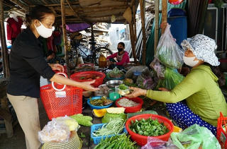 Hạn chế đi chợ để tránh lây lan dịch bệnh