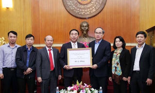 Chủ tịch Nguyễn Thiện Nhân tiếp nhận ủng hộ đồng bào lũ lụt