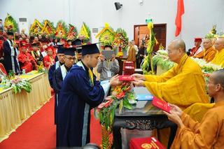 161 Tăng, Ni sinh nhận bằng tốt nghiệp cử nhân Phật học