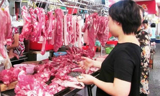 Giá thịt lợn tăng mạnh đẩy giá thu mua gia cầm nhích lên