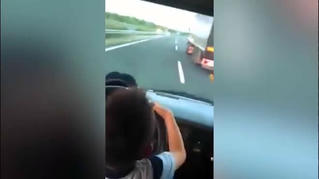 Bố để con 7 tuổi lái xe chạy 120km/h, vượt xe tải trên cao tốc
