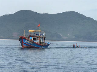 Tàu cá tông ghe câu mực làm một người tử vong