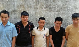 Rượu tây tây, 6 gã đàn ông vào khách sạn… đánh bạc