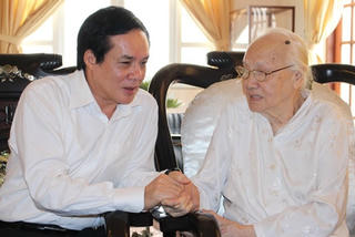Phó Chủ tịch UBTƯ MTTQ Việt Nam Lê Bá Trình thắp hương tưởng niệm các vị lão thành cách mạng