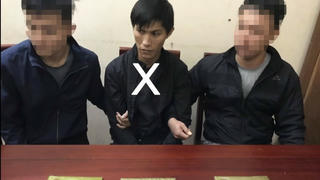 Con nghiện vô tư xách 3 bánh heroin lên xe khách