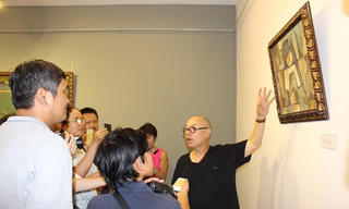 [ẢNH] Họa sĩ Thành Chương ‘đối chất’ về bức tranh Trừu tượng