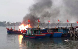 Tàu cá bốc cháy nghi do thắp hương ngày rằm