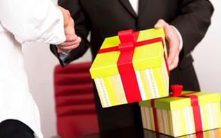 Nghiêm cấm tặng quà Tết cho cấp trên dưới mọi hình thức