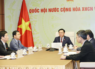 Chủ tịch Quốc hội Vương Đình Huệ điện đàm với Chủ tịch Quốc hội Lào