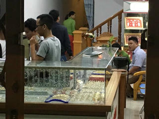 Thanh niên bịt khẩu trang cầm búa xông vào cướp tiệm vàng