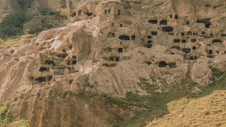 Khám phá Vardzia - thành phố hang động bí ẩn bằng đá ở Georgia