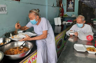 Niềm vui của vợ chồng già nấu cơm 0 đồng