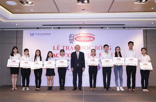 Trao 60 suất học bổng cho sinh viên vượt khó học giỏi