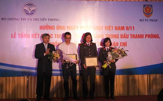 Trao giải cuộc thi viết 'Gương sáng trong đấu tranh phòng, chống tham nhũng'