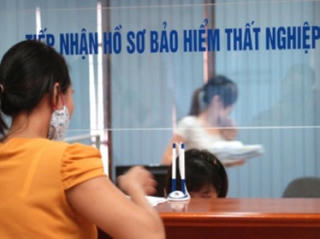 Đủ điều kiện nghỉ hưu sớm có được trợ cấp thôi việc không?