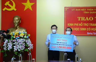 Quảng Ngãi: Trao 1,25 tỷ đồng hỗ trợ trang thiết bị học tập cho học sinh khó khăn