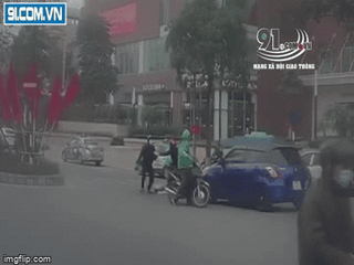 Cầm dao bầu 'lùa' xe ôm công nghệ sau va chạm