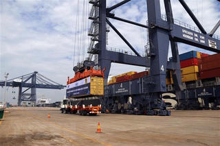 Tàu container lớn hàng đầu thế giới cập cảng quốc tế Cái Mép