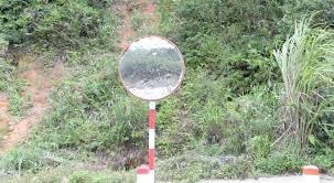 Sửa chữa hệ thống gương cầu lồi trên đèo Lò Xo