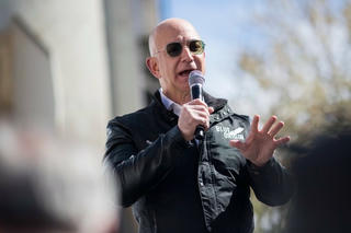 Tài sản của Jeff Bezos cán mốc 100 tỷ USD