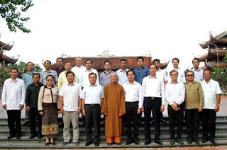 Chủ tịch UBTƯ Mặt trận Lào xây dựng đất nước tham quan các mô hình kinh tế