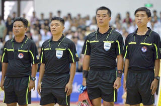 Cựu trọng tài World Cup trao đổi với trọng tài Việt Nam