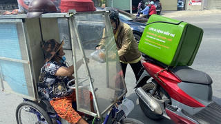 Xe 'cơm di động miễn phí' đến tận tay người nghèo TP HCM trong mùa dịch
