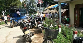 Đứng trên đường ray alô, một người bị tàu hàng tông