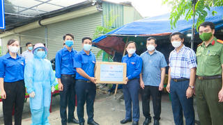 Trung ương Đoàn thăm, động viên lực lượng trực chốt kiểm soát y tế tại Thường Tín và trao tặng 500 suất quà cho lái xe đường dài