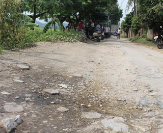 Phạt 70 triệu đồng đối với xe chở quá tải bị dân chặn lại